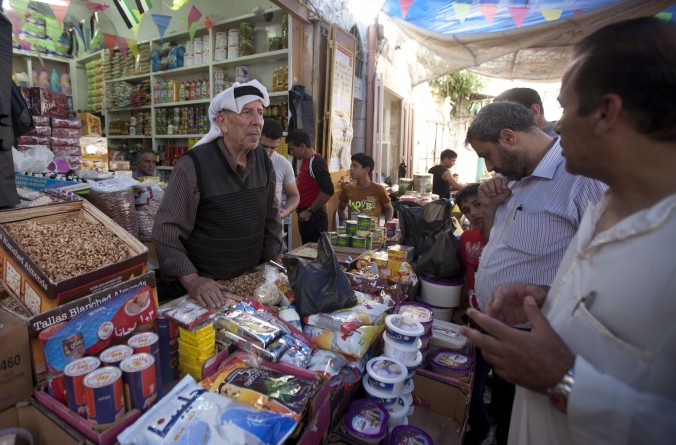  فلسطین میں افطار کے موقع پر ایک شخص افطاری فروخت کرتے ہوئے