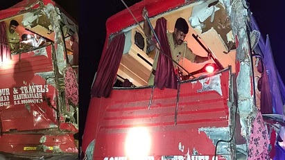 اٹاوہ میں عقیدت مندوں سے بھری بس ٹرک سے ٹکرا گئی، ایک ہلاک، دس زخمی