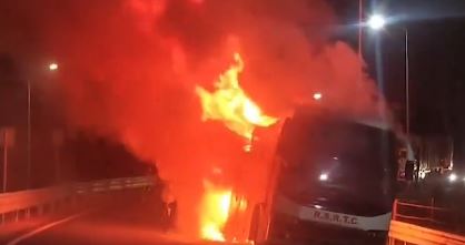 راجستھان: دہلی - ممبئی ایکسپریس وے پر ایک بس آگ کی لپیٹ میں آگئی
