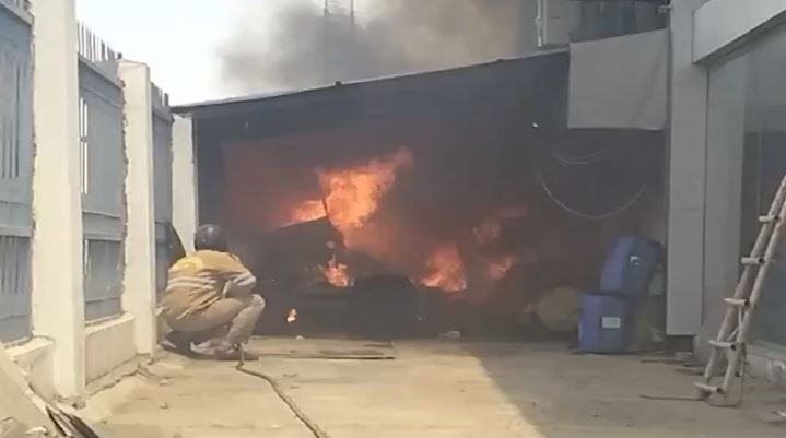 اترپردیش: مظفر نگر کے ایک ماروتی شوروم میں لگی آگ 