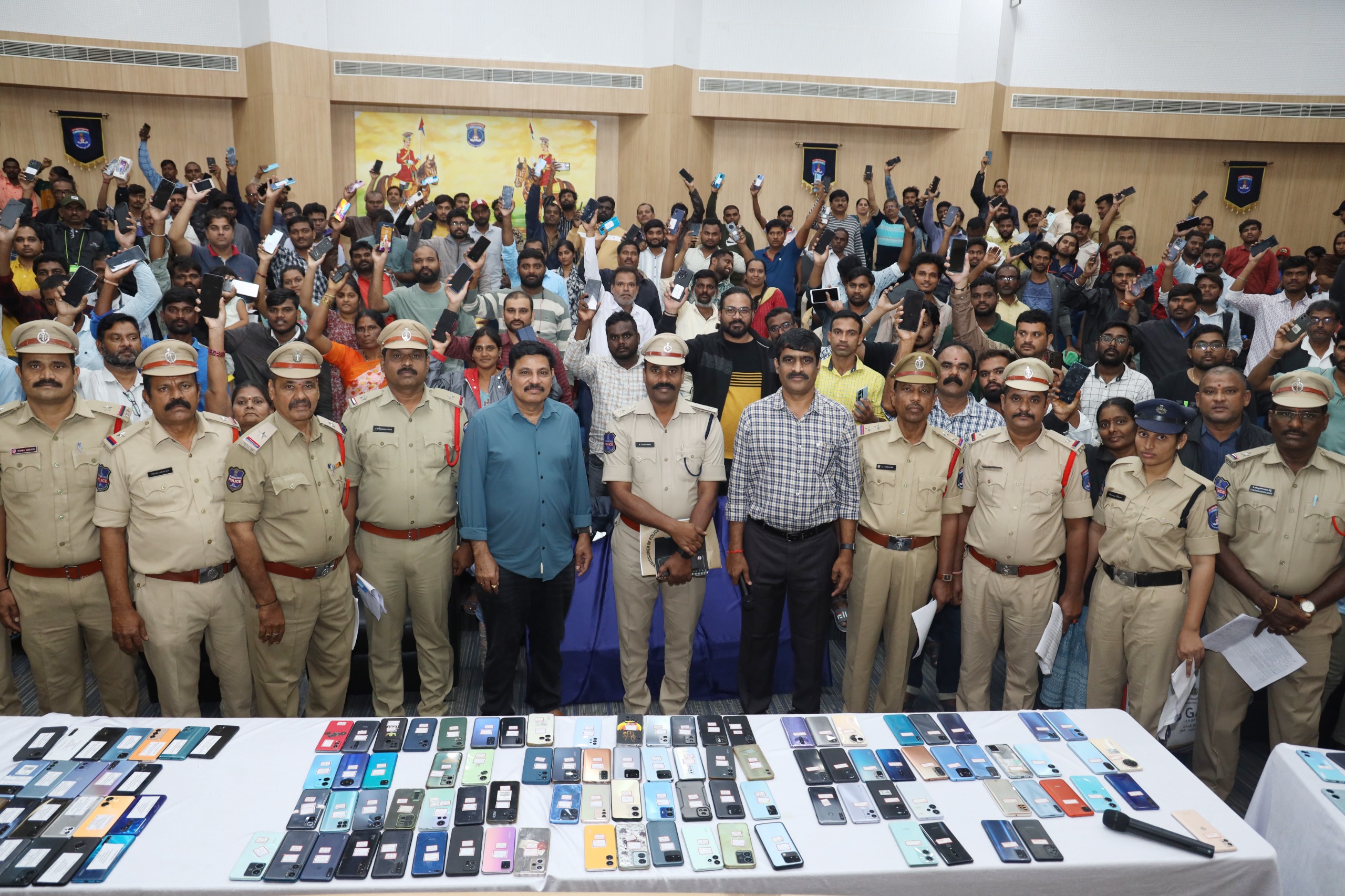  سائبرآباد پولیس نے 345 مسروقہ موبائل فون کئے برآمد ، مالکان کو کیا حوالے 