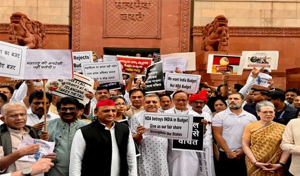 انڈیا اتحاد کے اراکین پارلیمنٹ نے بجٹ کو 'تفریق' پر مبنی قرار دیتے ہوئے راجیہ سبھا سے واک آؤٹ کیا