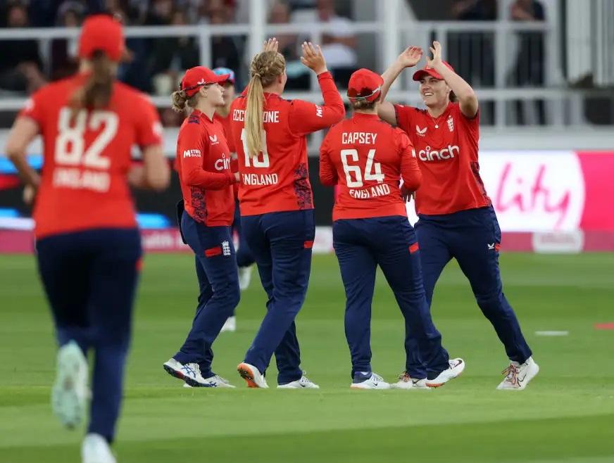 انگلینڈ کی خواتین ٹیم نے تیسرے ٹی ٹوئنٹی میں نیوزی لینڈ کو چھ وکٹ سے شکست دی