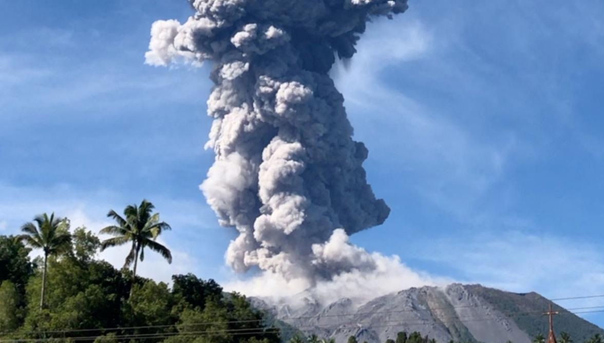 انڈونیشیا کا ماؤنٹ ایبو آتش فشاں ایک بار پھر پھٹ پڑا