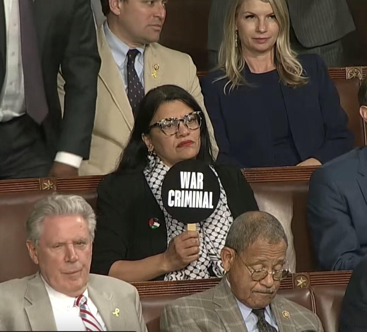 امریکی قانون ساز راشیدہ طلیب نے نیتن یاہو کو  کانگریس تقریر کے دوران "جنگی مجرم" کا پلے کارڈ  دکھایا 