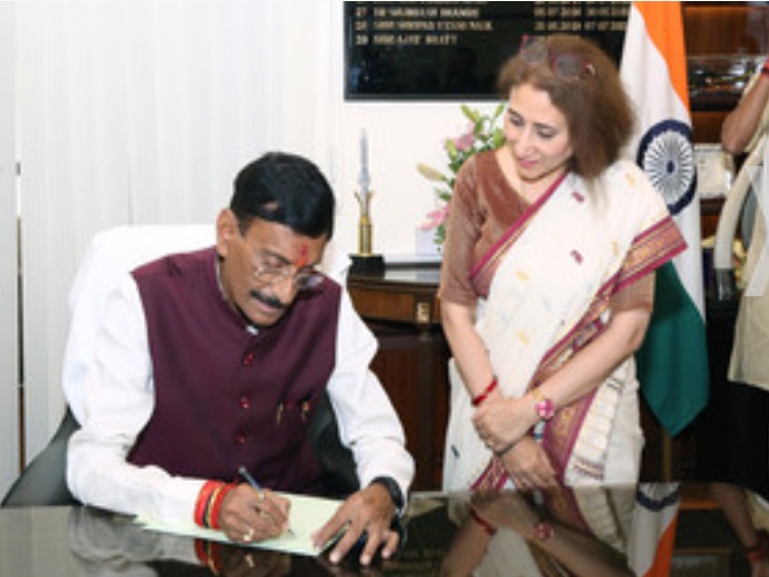 سنجے سیٹھ نے منگل کو وزارت دفاع میں وزیر مملکت کا عہدہ سنبھال لیا