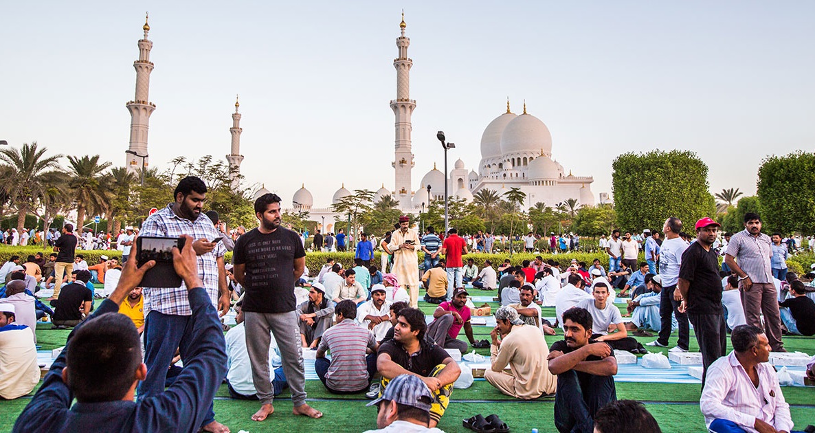 ابو ظہبی کی شیخ زید گرینڈ مسجد میں سب سے بڑا افطار دستر خوان سج گیا 