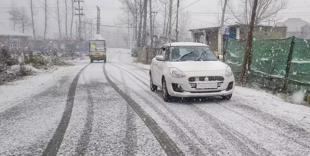 کشمیر اور چناب وادی کے پہاڑی و درمیانی علاقوں میں بھاری برف باری کا امکان: محکمہ موسمیات