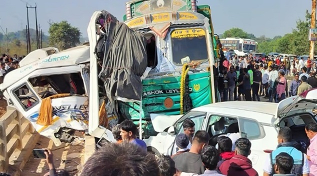 تلنگانہ کے وزیر اعلیٰ نے جبل پور سڑک حادثے پر گہرے رنج و غم کا اظہار کیا 